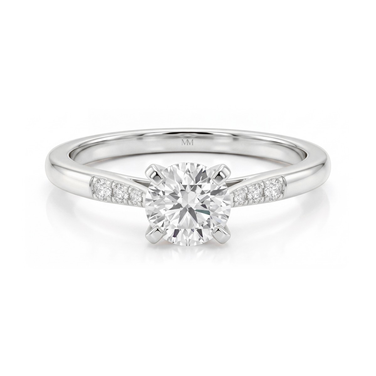Melodie - ring med rund moissanite og sidesteiner i graderte størrelser