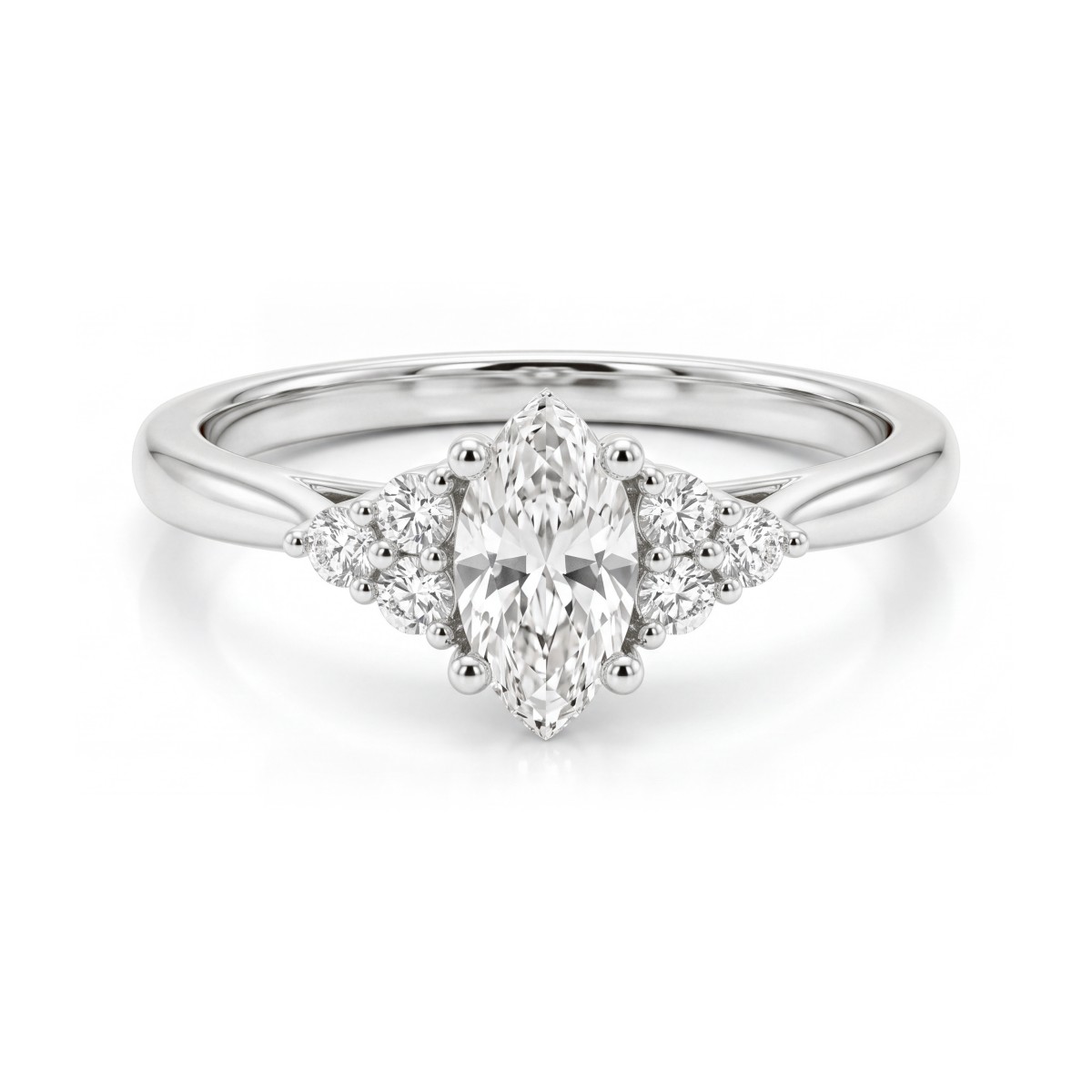 Posy - ring med moissanite i marquiseslip og sidesteiner i klynge