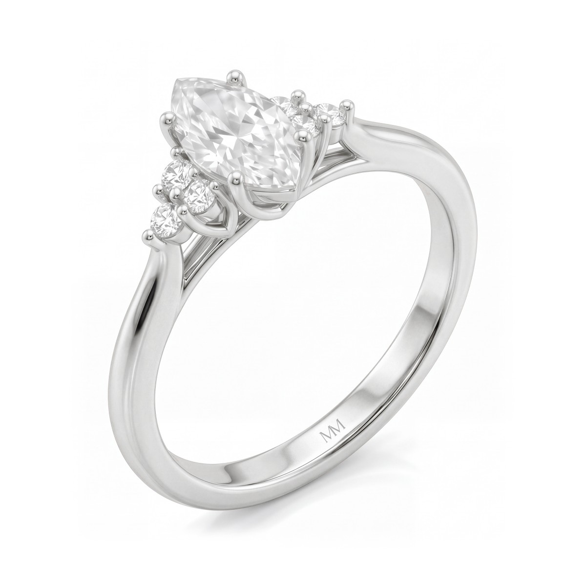 Posy - ring med moissanite i marquiseslip og sidesteiner i klynge