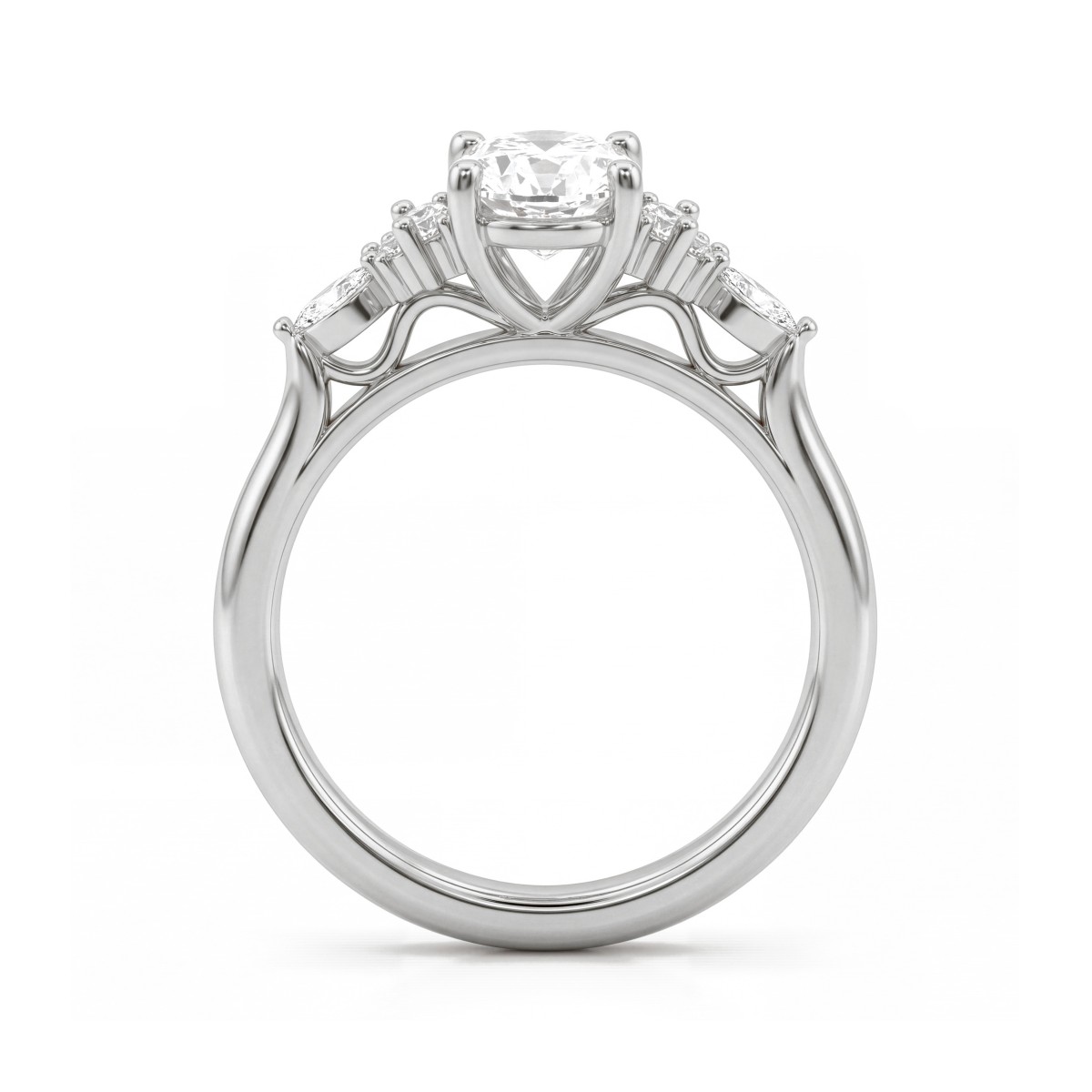 Ondine - ring med oval moissanite og klynger av steiner med marquiseslip på skuldrene