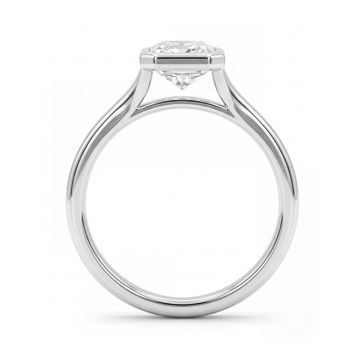Linnea - ensteinsring med radiantslipt moissanite, sargfatning og delt ringskinne