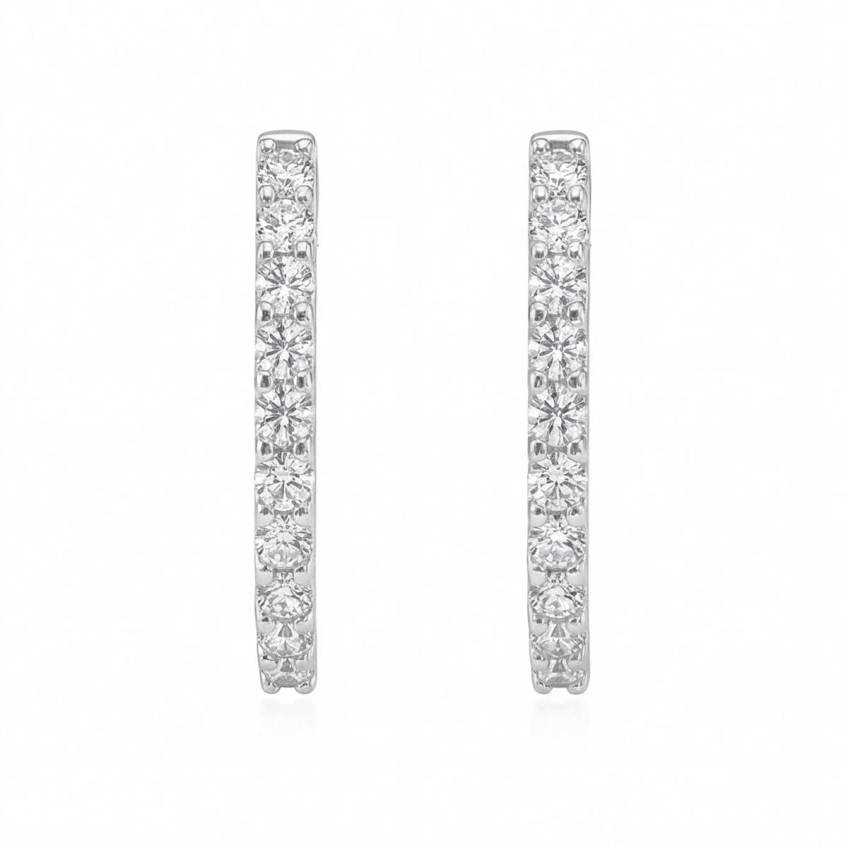 Pristine - små huggieøreringer med moissanite
