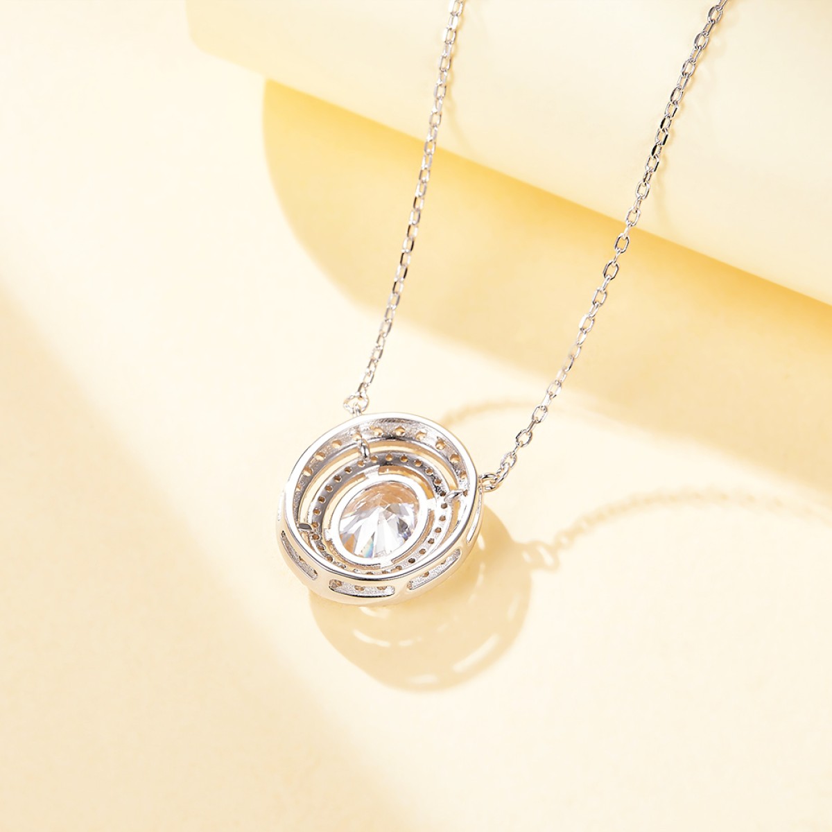 Galaxia - anheng med ovalslipt moissanite omgitt av en dobbel halo
