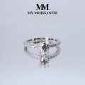 Nina ring - ring med oval moissanite og sidesteiner i pavéfatning