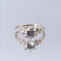 Aurora - ring med moissanite og minimalistiske sidesteiner