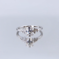 Ovaline - ring med moissanite og minimalistiske sidesteiner