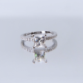 Celestia - ring med prinsesseslipt moissanite og pavéfattede sidesteiner