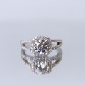 Evora – ring med moissanite i halofatning og delt ringskinne