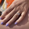 Sophia - forlovelsesring med moissanite og pavéfattede sidesteiner
