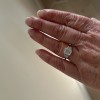 Rectanglo - ring med smaragdslipt moissanite og baguetteslipte aksentsteiner