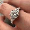 Lustrina - ring med oval moissanite og glitrende aksenter