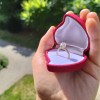 Cassiane - forlovelsesring med moissanite og pavéfattede aksentsteiner