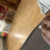 Poirine - ring med dråpeformet moissanite, skjult halo og pavéfattede aksentsteiner