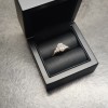 Lustrina - ring med oval moissanite og glitrende aksenter