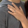 Finesse - forlovelsesring med moissanite og sidesteiner