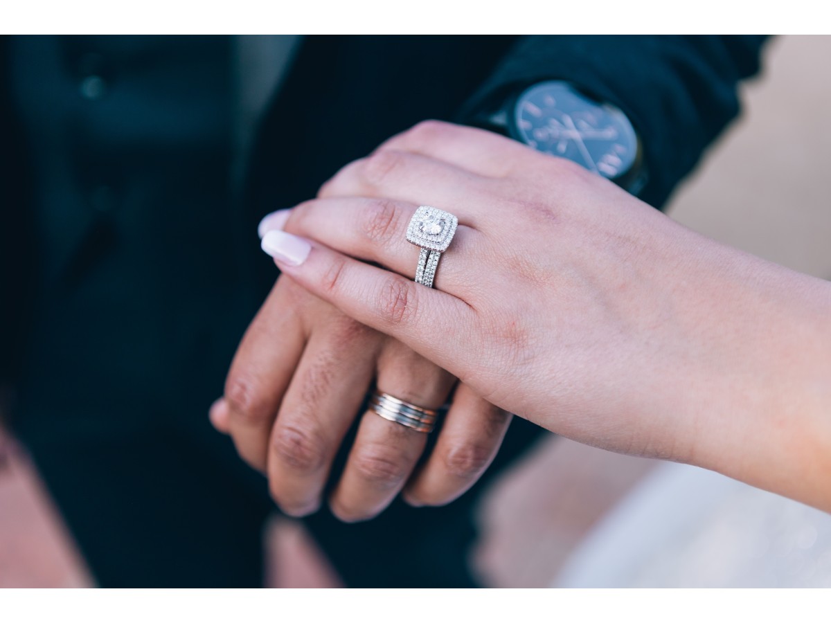 Forlovelsesring med moissanite: hvorfor det er det perfekte valget