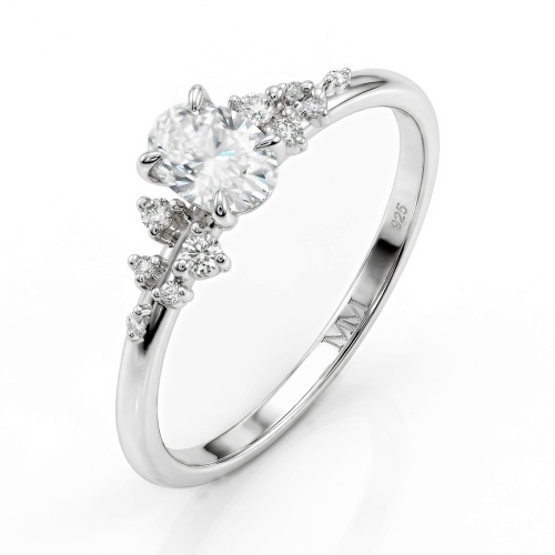 Ovaline - ring med oval moissanite og minimalistiske sidesteiner