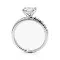 Celestia - ring med prinsesseslipt moissanite og pavéfattede sidesteiner