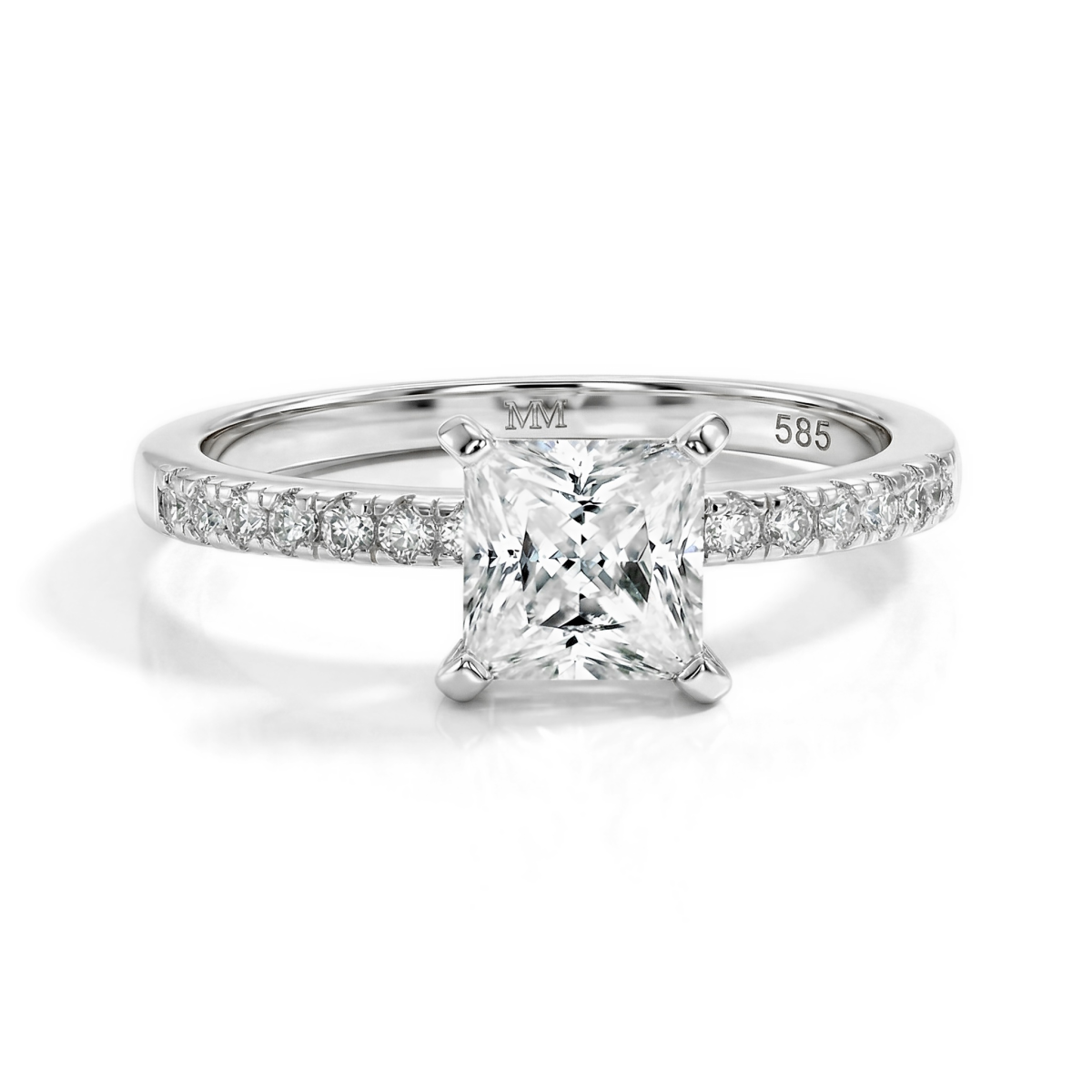 Celestia - ring med prinsesseslipt moissanite og pavéfattede sidesteiner