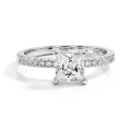 Celestia - ring med prinsesseslipt moissanite og pavéfattede sidesteiner