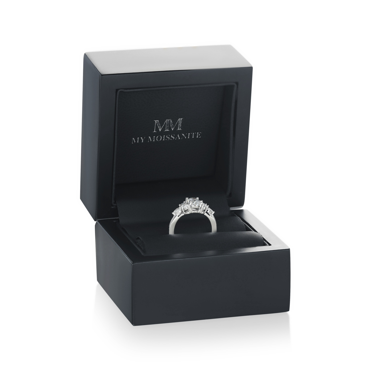 Lustrina - ring med oval moissanite og glitrende aksenter