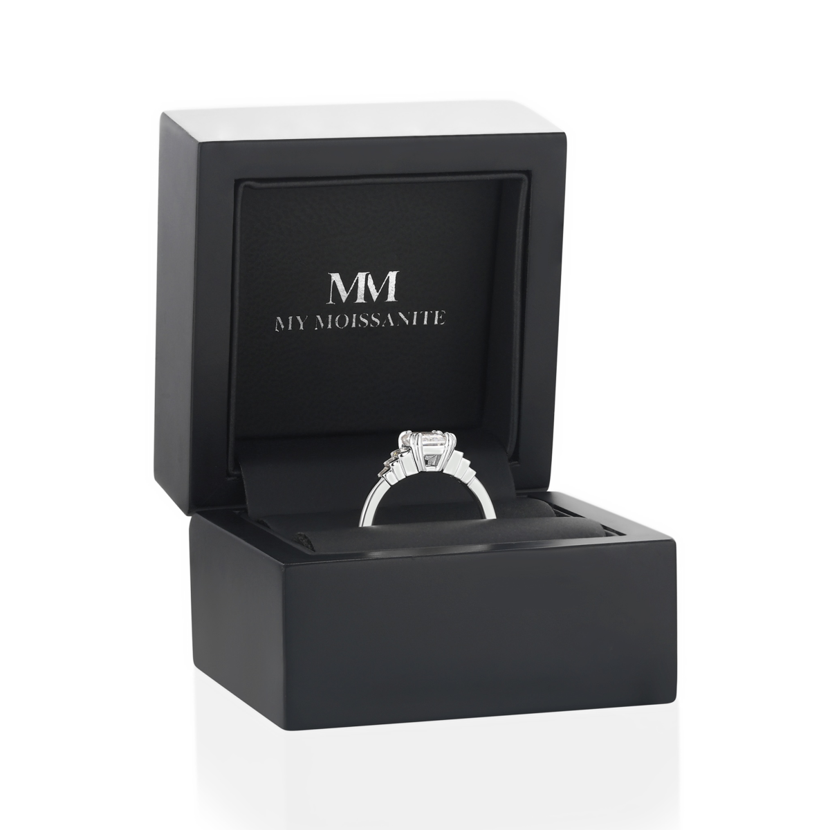 Rectanglo - ring med smaragdslipt moissanite og baguetteslipte aksentsteiner