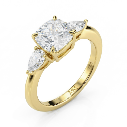 Trielle - forlovelsesring med moissanite i puteslip og dråpeformede aksentsteiner på sidene