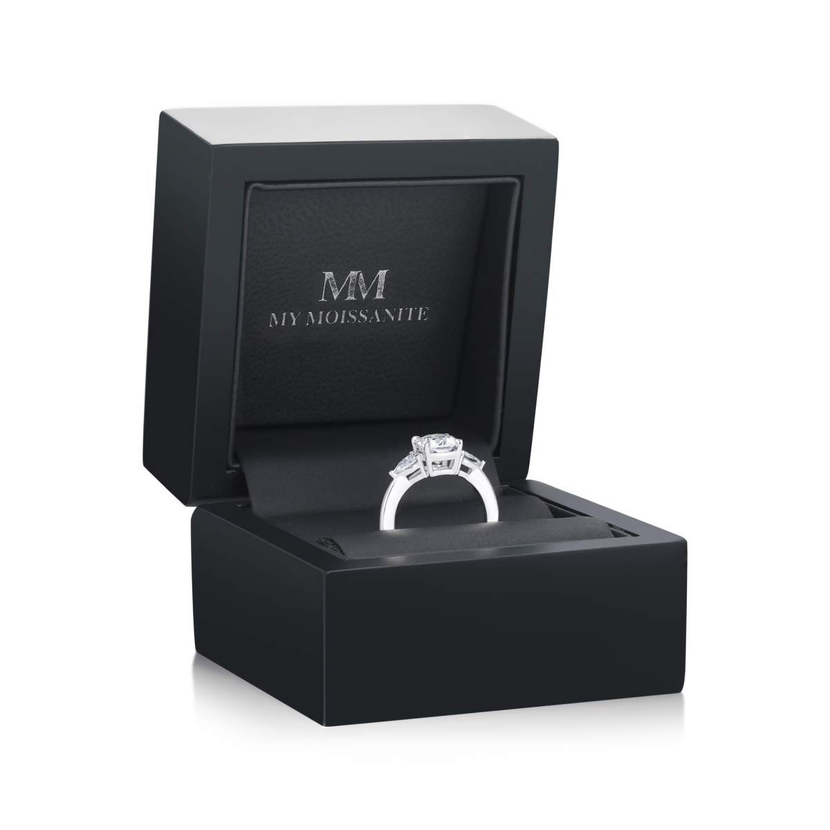 Trielle - forlovelsesring med moissanite i puteslip og dråpeformede aksentsteiner på sidene