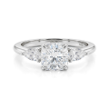 Trielle - forlovelsesring med moissanite i puteslip og dråpeformede aksentsteiner på sidene