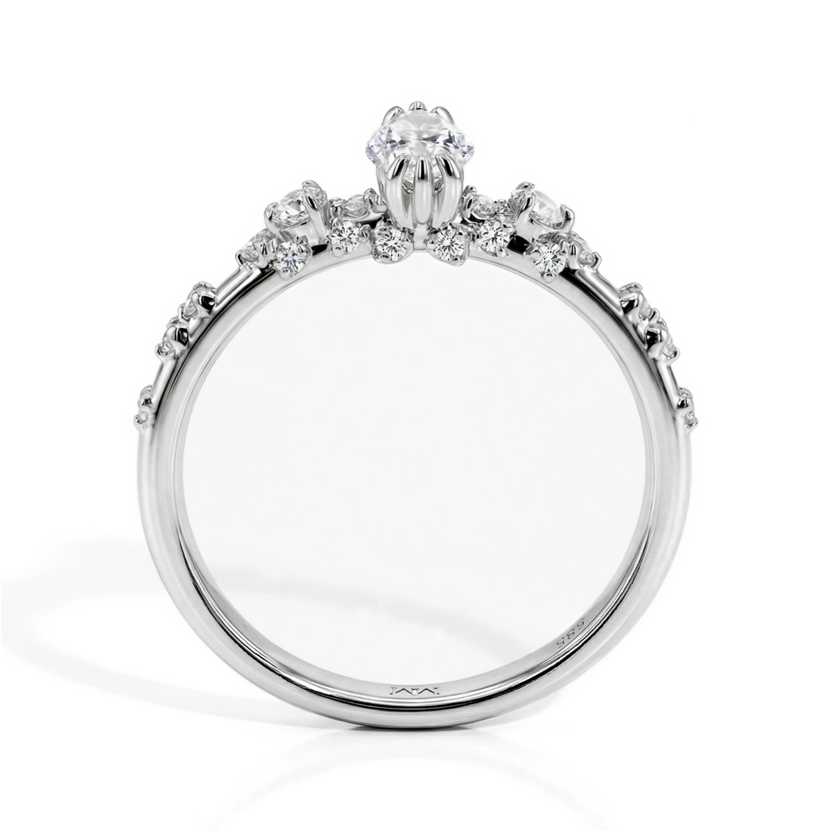Elegante - ring med marquiseslipt moissanite og vintageinspirerte minimalistiske sidesteiner