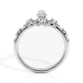 Elegante - ring med marquiseslipt moissanite og vintageinspirerte minimalistiske sidesteiner