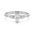 Elegante - ring med marquiseslipt moissanite og vintageinspirerte minimalistiske sidesteiner
