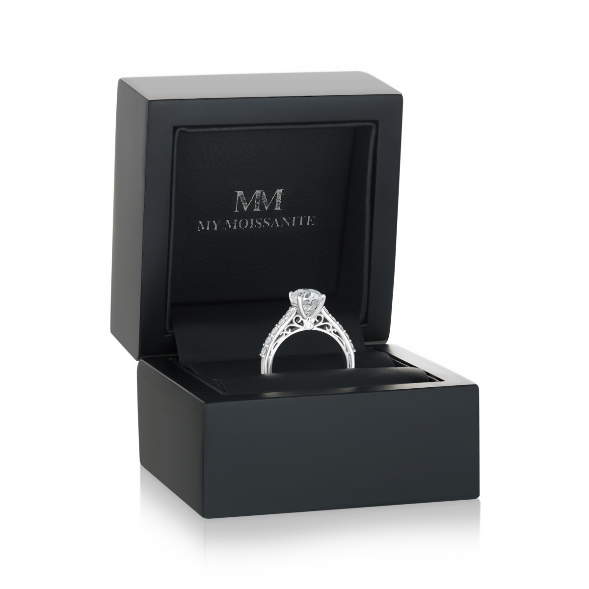 Fiorenza - tidløs ring med moissanite, pavé-ringskinne og galleridetalj