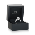 Fiorenza - tidløs ring med moissanite, pavé-ringskinne og galleridetalj