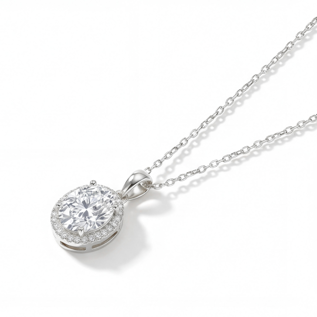 Clarique - klassisk anheng med oval moissanite og pavéhalo