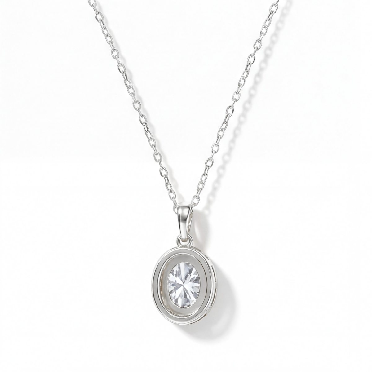 Clarique - klassisk anheng med oval moissanite og pavéhalo