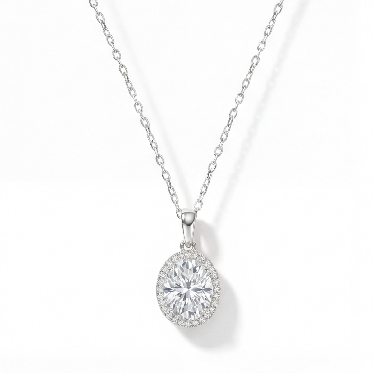 Clarique - klassisk anheng med oval moissanite og pavéhalo