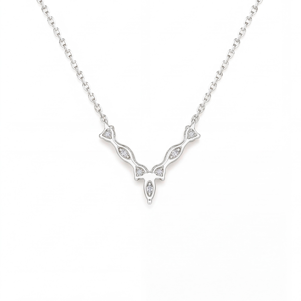 Adelina - elegant moissanite-halskjede med detaljer med marquiseslip