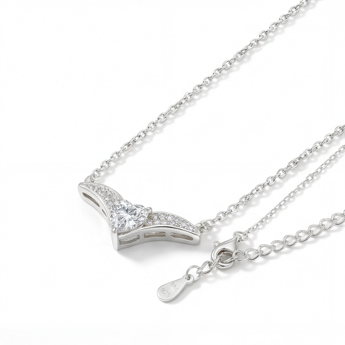 Vaneza - elegant V-formet moissanite-halskjede med pavé-aksenter
