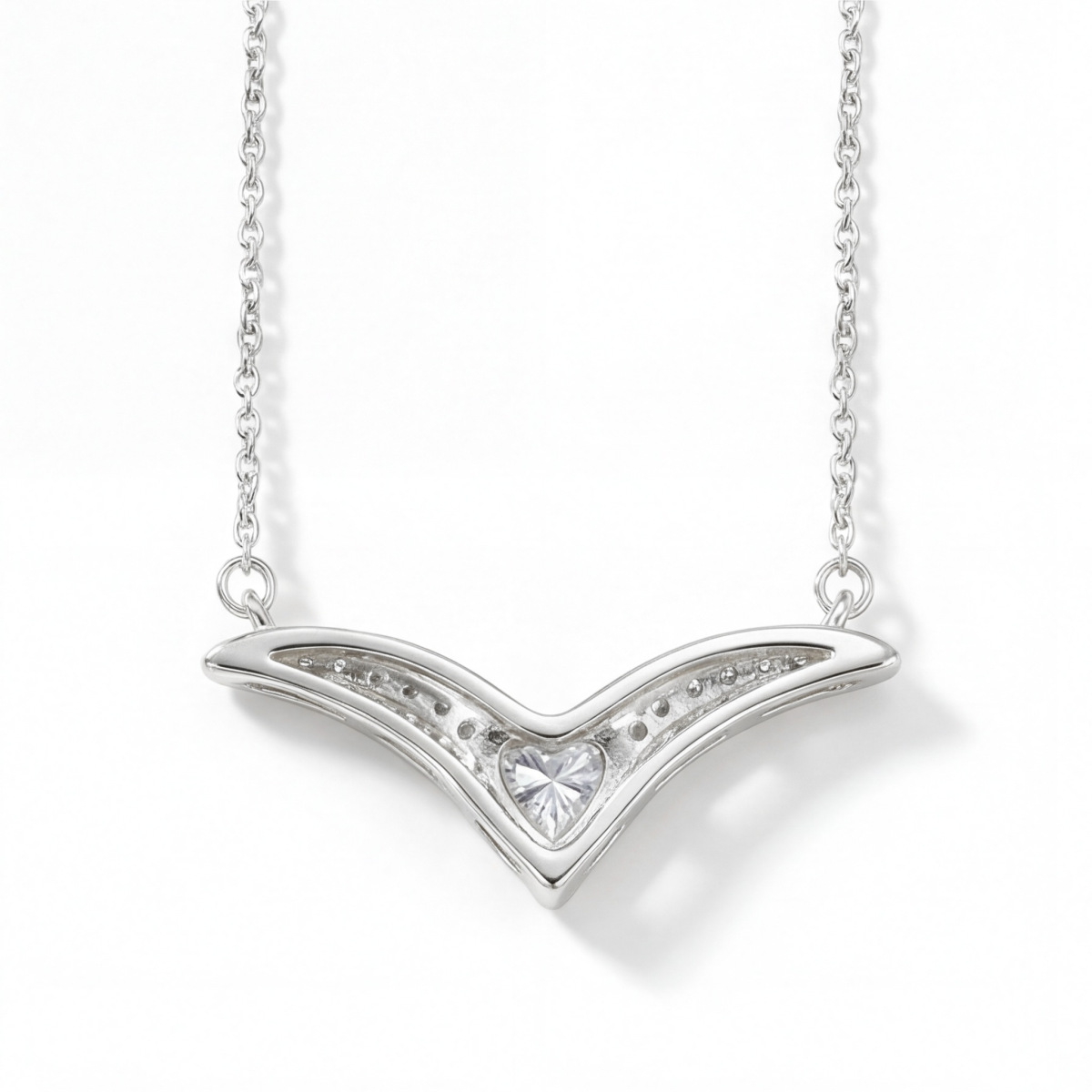 Vaneza - elegant V-formet moissanite-halskjede med pavé-aksenter