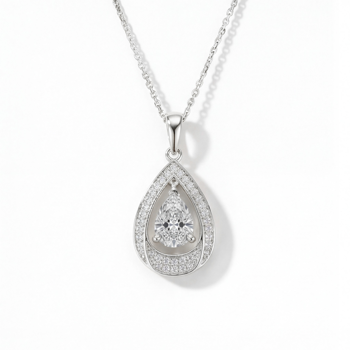 Pendula – dråpeformet moissanite-anheng med elegant dobbel halo