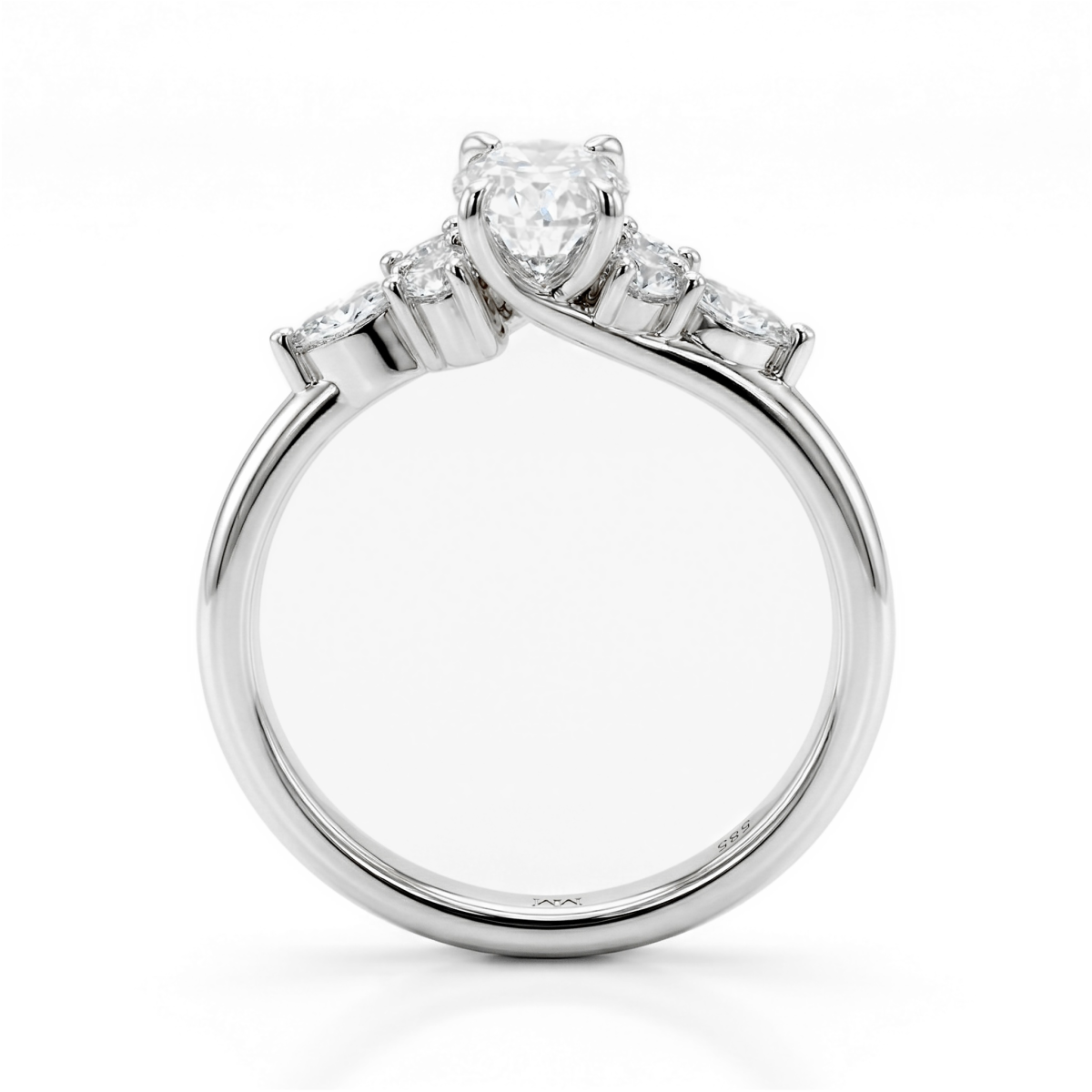 Olivette - forlovelsesring med moissanite i oval slip og sidesteiner i marquiseslip