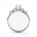 Olivette - forlovelsesring med moissanite i oval slip og sidesteiner i marquiseslip