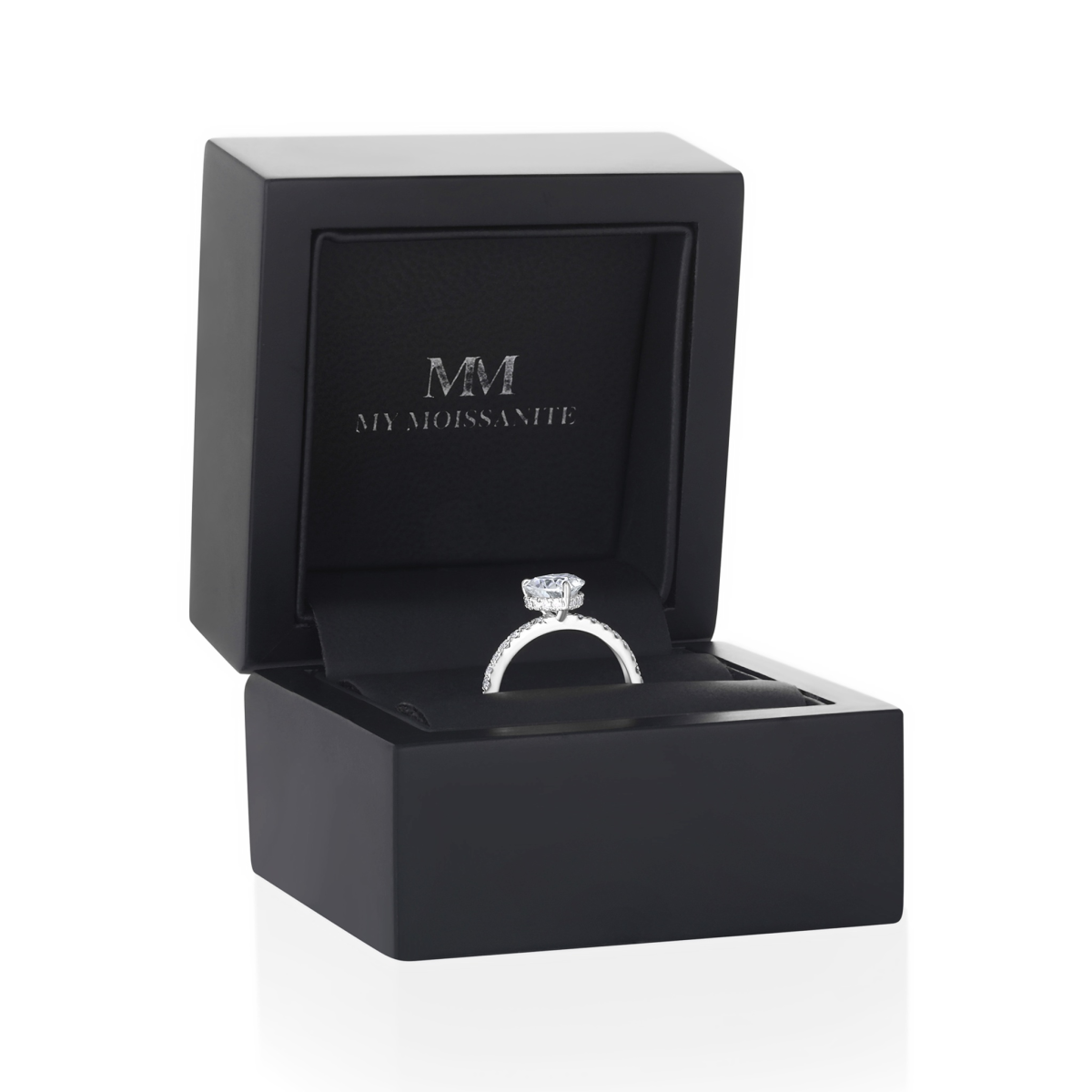 Amoretta - forlovelsesring med moissanite i hjerteformet slip og pavéfattede skuldre