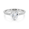 Amoretta - forlovelsesring med moissanite i hjerteformet slip og pavéfattede skuldre