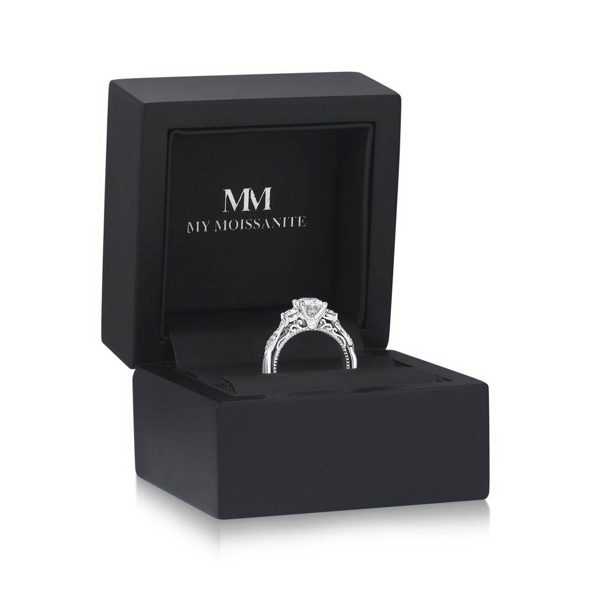 Circe - vintageinspirert forlovelsesring med moissanite, sidesteiner og filigrandetaljer