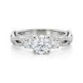 Circe - vintageinspirert forlovelsesring med moissanite, sidesteiner og filigrandetaljer