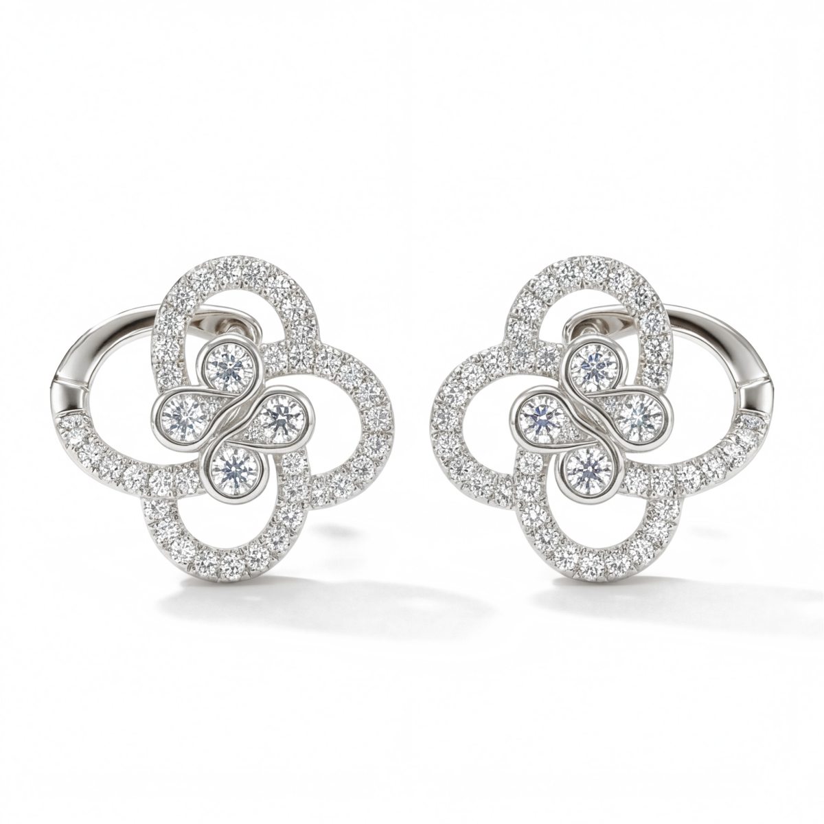Vortexia - kløverøredobber med moissanite, blomstermotiv og glans fra pavéfatninger
