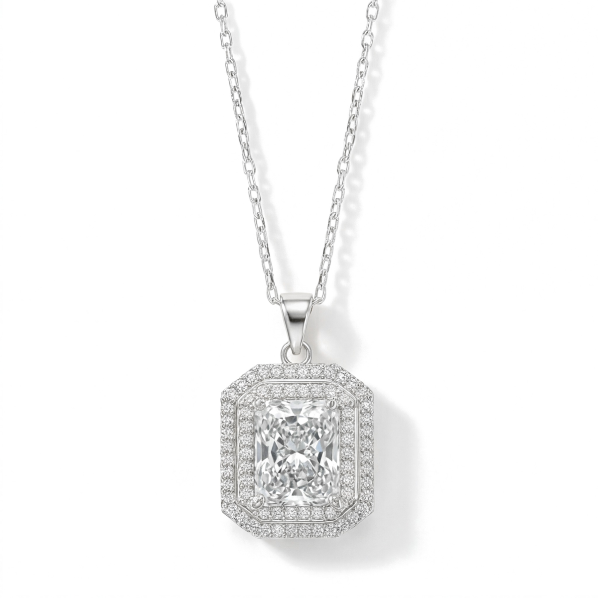 Cristallo - halskjede med anheng, radiantslipt moissanite og dobbel halo