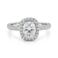 Plushette - forlovelsesring med moissanite i avlang puteslip, halo og ringskinne med mikropavé